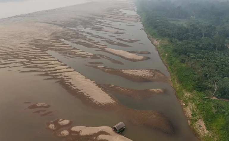 Seca na Amazônia dificulta transporte de mercadorias e afeta vida de moradores