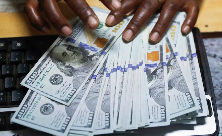 Dólar hoje avança em meio à preocupação fiscal e incertezas no exterior