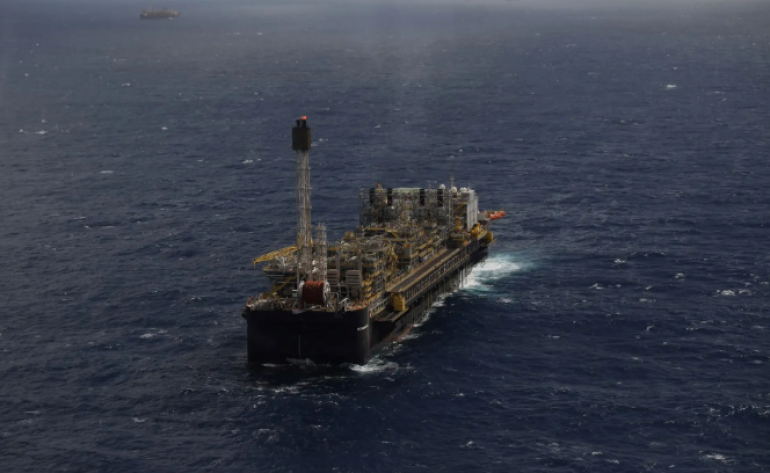 Ações de Petrobras e de mais petroleiras caem forte seguindo baixa da commodity