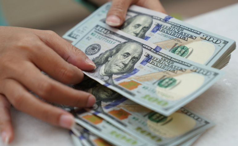 Dólar hoje recua com ataques de Trump ao Fed e tarifas em foco