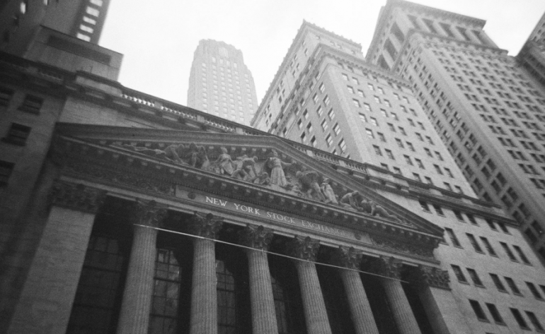 Wall Street abre em alta com otimismo sobre tarifas e dados de emprego