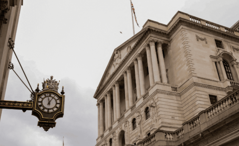 Banco da Inglaterra corta juros para 4,25% e vê um impacto de tarifas no crescimento
