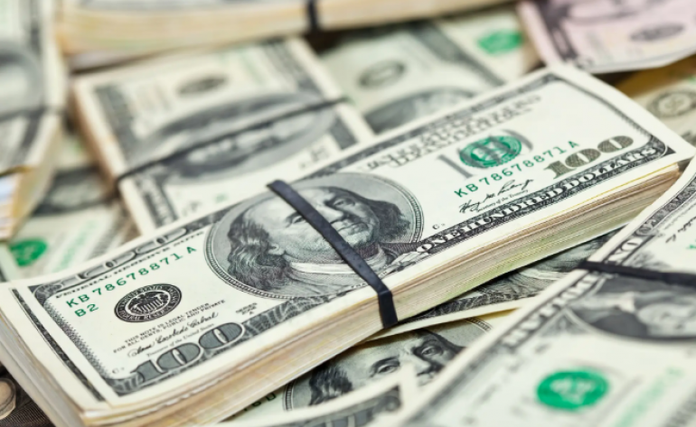 Dólar dispara e chega aos R$ 5,71 após sinalizações sobre recuo no aumento do IOF