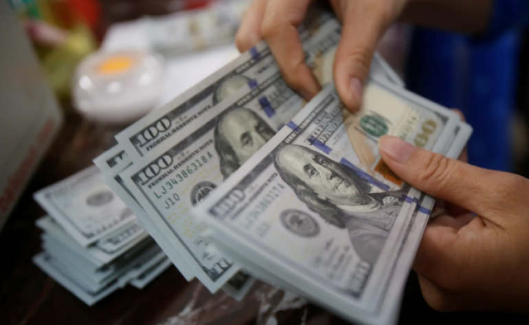 Dólar hoje flerta com menor nível em 8 meses, abaixo de R$ 5,60, com ligação Xi-Trump