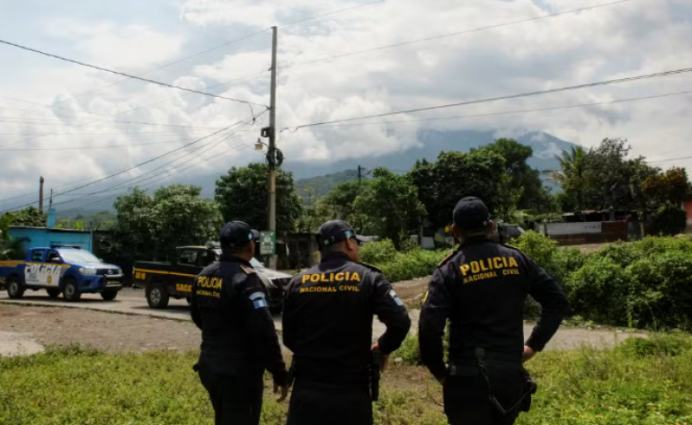 Erupção de vulcão mais ativo da América Central causa evacuação na Guatemala