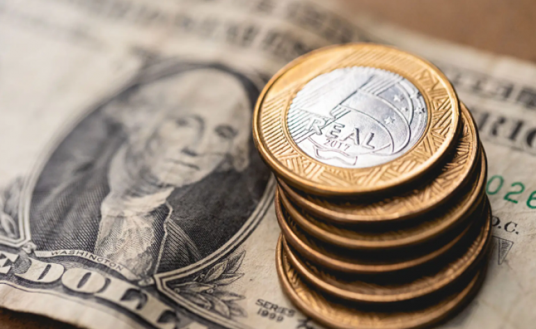 Dólar hoje volta a subir com tarifas dos EUA e IOF em foco
