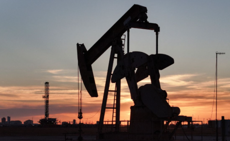 Petróleo inicia semana dividido entre risco geopolítico e excesso de oferta