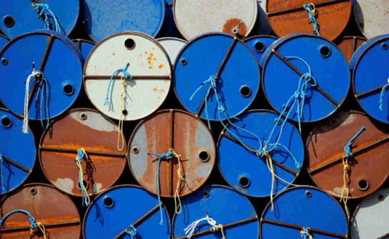 Mercado mundial de petróleo terá maior oferta e excedente após aumento da Opep+, diz IEA