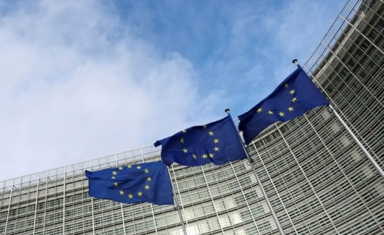 UE estende sanções à Rússia e estuda restrições adicionais a petróleo e bancos