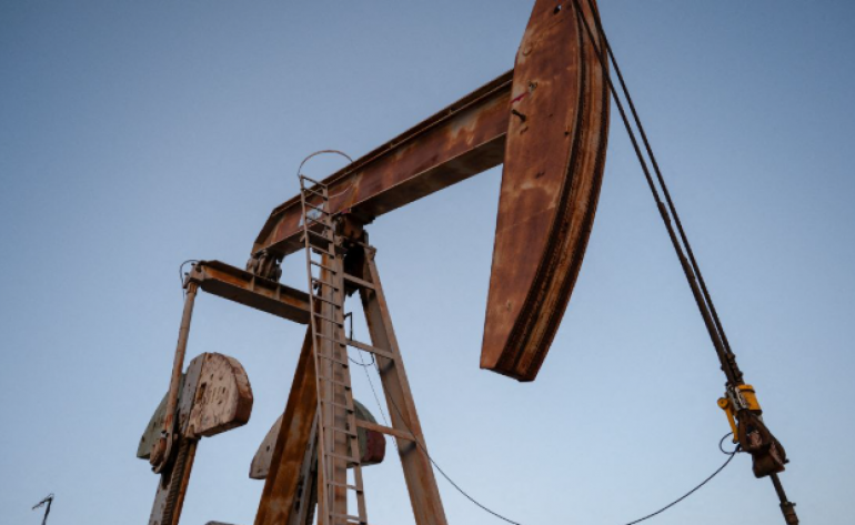 Petróleo dispara 8% enquanto conflito com o Irã interrompe fluxos no Oriente Médio