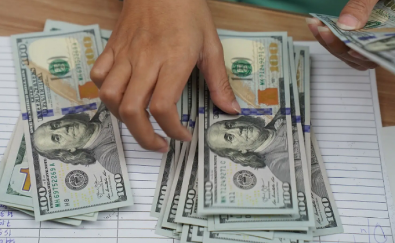 Dólar hoje retoma trajetória de alta com demanda por proteção