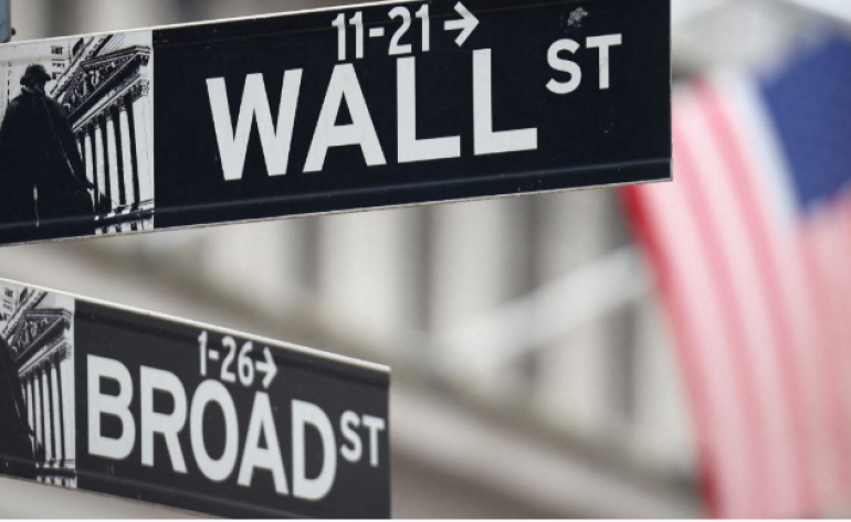 Wall Street opera em queda após surpresa com payroll