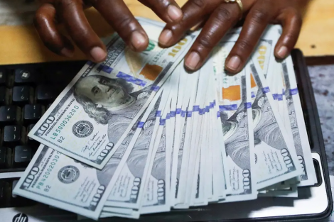 Dólar hoje avança em meio à preocupação fiscal e incertezas no exterior