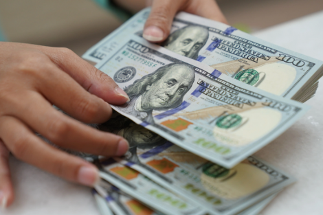 Dólar hoje recua com ataques de Trump ao Fed e tarifas em foco