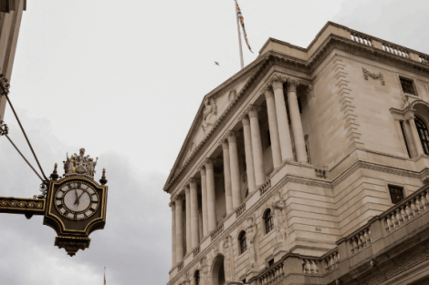 Banco da Inglaterra corta juros para 4,25% e vê um impacto de tarifas no crescimento