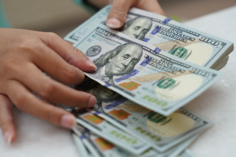 Dólar hoje tem leve alta com rebaixamento dos EUA e tarifas em foco