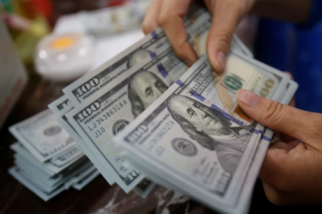 Dólar hoje flerta com menor nível em 8 meses, abaixo de R$ 5,60, com ligação Xi-Trump