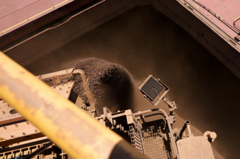 Minério cai com suspensão da atividade de construção antes de desfile militar