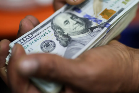 Dólar hoje opera perto da estabilidade após prisão de Nicolás Maduro pelos EUA