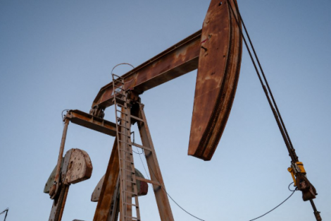 Petróleo dispara 8% enquanto conflito com o Irã interrompe fluxos no Oriente Médio