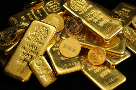 Ouro cai 1% com risco de juros globais mais altos em foco