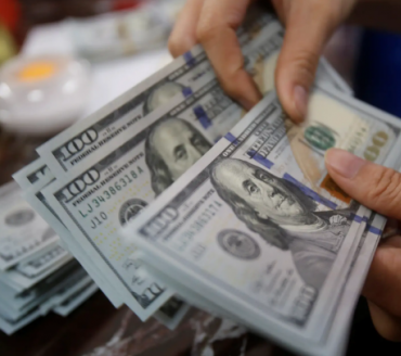 Dólar hoje flerta com menor nível em 8 meses, abaixo de R$ 5,60, com ligação Xi-Trump