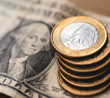 Dólar hoje volta a subir com tarifas dos EUA e IOF em foco