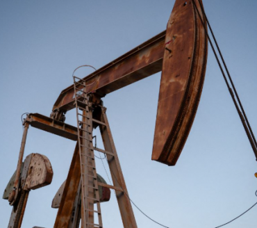 Petróleo dispara 8% enquanto conflito com o Irã interrompe fluxos no Oriente Médio