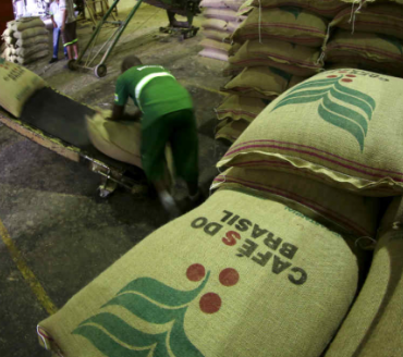 Exportação de café verde do Brasil cai 27% em fevereiro, diz Cecafé